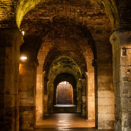 Old Town Split Apartment Vjera